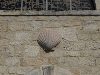 Coquille sur l'église d'Aumont