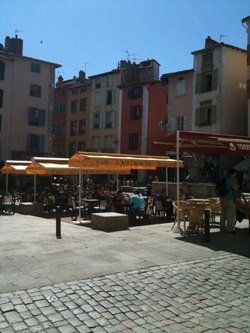 Sur le parvis de la cathédrale, le Puy