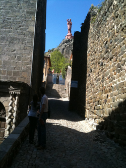 Sur le parvis de la cathédrale, le Puy